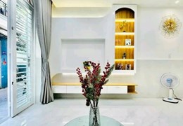 Nhà mới 3 phòng ngủ, xây BTCT, sân thượng