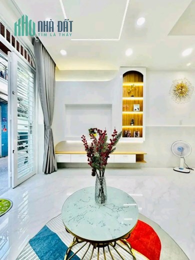 Nhà mới 3 phòng ngủ, xây BTCT, sân thượng