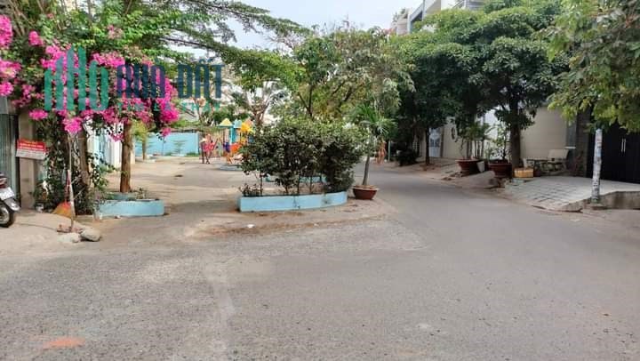 ban dat quan 7 goc 2 mat tien phu thuan 172 m2 gia re