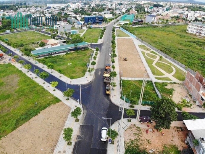 "TRÌNH LÀNG" GIỎ HÀNH NẰM TRÊN ĐƯỜNG DẪN CẦU NGUYỄN TRI PHƯƠNG