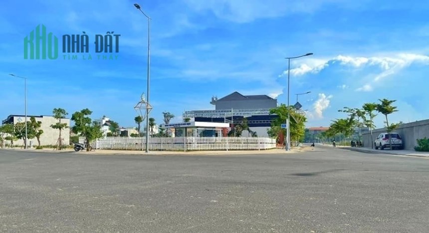 "TRÌNH LÀNG" GIỎ HÀNH NẰM TRÊN ĐƯỜNG DẪN CẦU NGUYỄN TRI PHƯƠNG