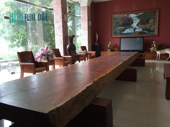 Chính chủ em cần bán hơn 10000m 800m đất ở sãn khuôn viên biệt thự, ao cá, bể bơi, sân tennis, bám