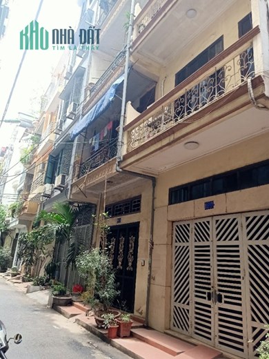 Bán căn nhà Trần Quốc Hoàn, Chỉ 8,6 tỷ, 44m2, 4T, vỉa hè, xe con, phân lô, dân trí cao, KD