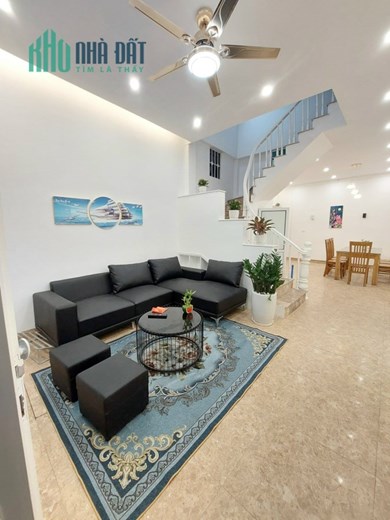 Bán căn nhà Trần Quốc Hoàn, Chỉ 8,6 tỷ, 44m2, 4T, vỉa hè, xe con, phân lô, dân trí cao, KD