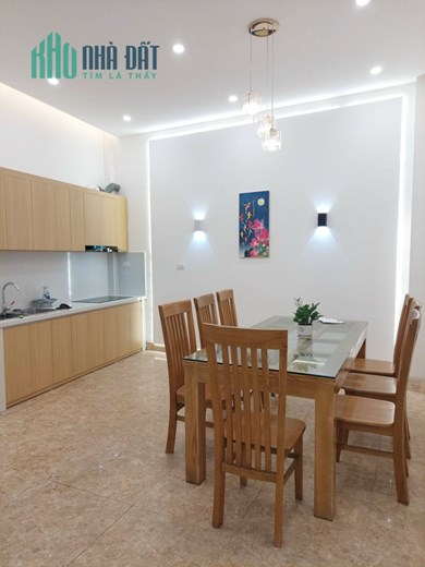 Bán căn nhà Trần Quốc Hoàn, Chỉ 8,6 tỷ, 44m2, 4T, vỉa hè, xe con, phân lô, dân trí cao, KD