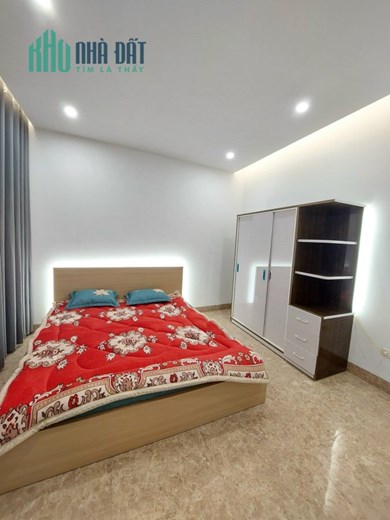 Bán căn nhà Trần Quốc Hoàn, Chỉ 8,6 tỷ, 44m2, 4T, vỉa hè, xe con, phân lô, dân trí cao, KD