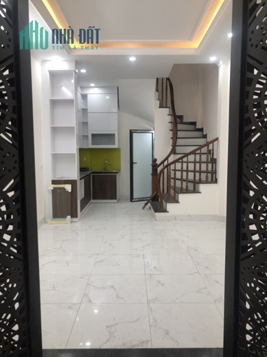 Bán gấp nhà Đê La Thành Đống Đa DT 60m2 5 Tầng MT 3,8m giá chỉ 4.4 tỷ.