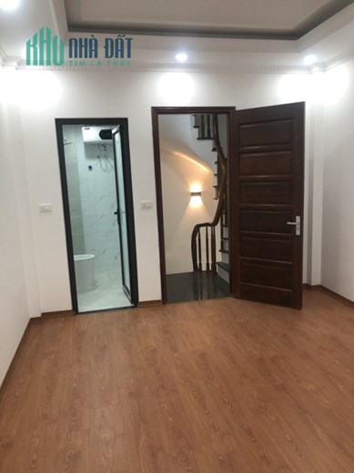 Bán gấp nhà Đê La Thành Đống Đa DT 60m2 5 Tầng MT 3,8m giá chỉ 4.4 tỷ.