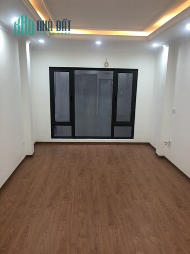 Bán gấp nhà Đê La Thành Đống Đa DT 60m2 5 Tầng MT 3,8m giá chỉ 4.4 tỷ.