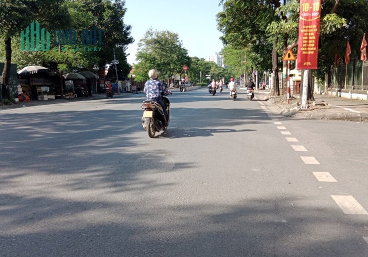 BÁN ĐẤT TẶNG NHÀ MẶT PHỐ LẠC LONG QUÂN, VIEW HỒ TÂY, VỈA HÈ ĐÁ BÓNG, MT: 12M, DT: 500M2. GIÁ: 65 TỶ