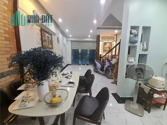 PIP Bán nhà mới Hoàng Cầu 55m2 MT5m, ô tô tránh, kinh doanh, giá 12.2 tỷ có bớt