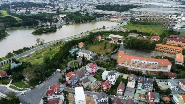 BÁN KHÁCH SẠN VỊ TRÍ ĐẮC ĐỊA TRUNG TÂM THÀNH PHỐ ĐÀ  LẠT