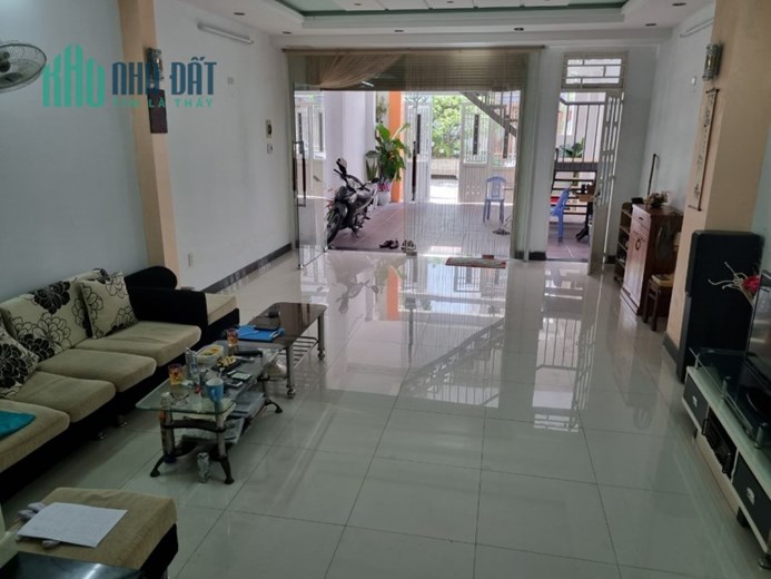 Bán nhà Mặt tiền đường Man Thiện, Hải Châu, Nhà 3 tầng, DT 104 m2, Đường 10,5 m, Gần sân bay Đà
