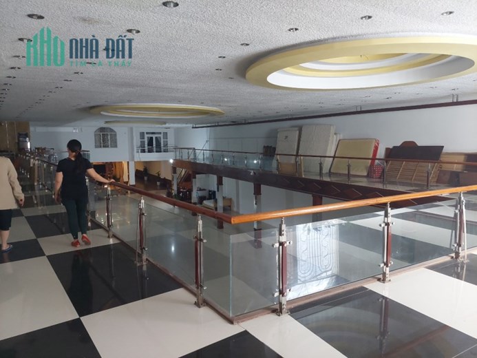 Bán Khách Sạn P2  1 trệt 4 lầu 2 mặt tiền phường 2 Thành Phố đà lạt