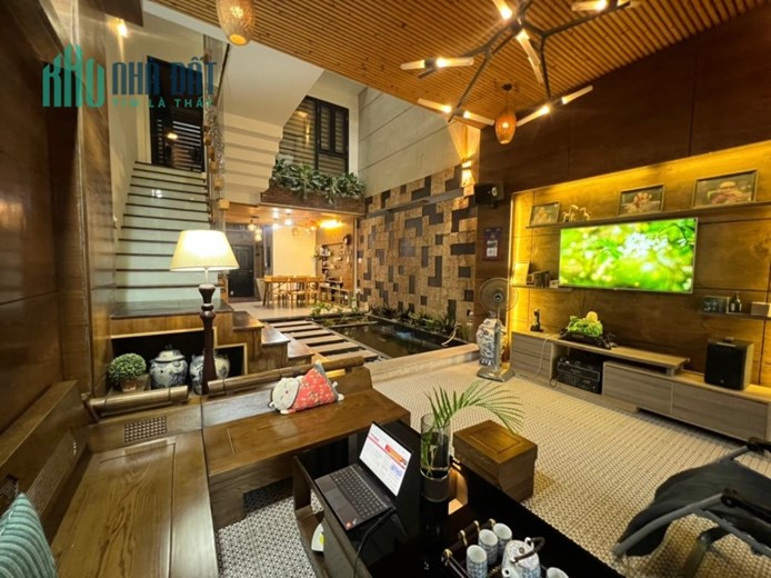 Bán nhà Mặt tiền đường Nguyễn Xuân Nhĩ, Quận Hải Châu. Nhà 4 tầng, DT 95 m2. Đường Ô tô đỗ. Gần