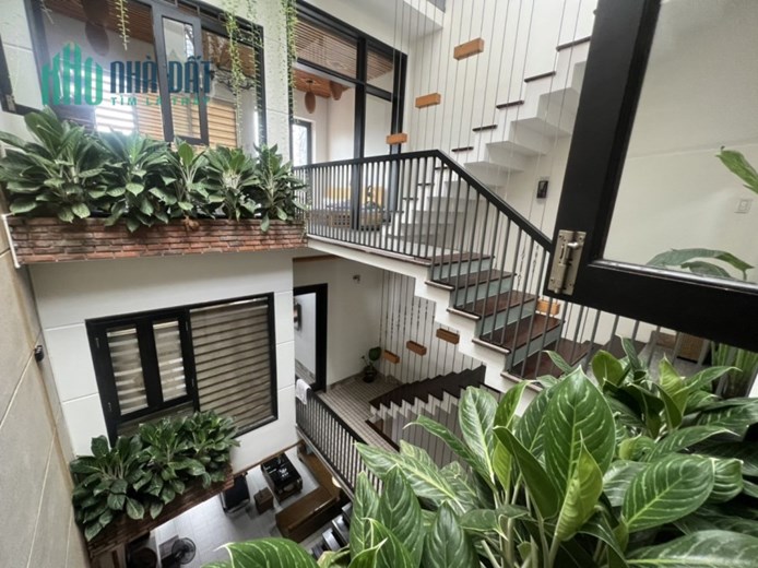 Bán nhà Mặt tiền đường Nguyễn Xuân Nhĩ, Quận Hải Châu. Nhà 4 tầng, DT 95 m2. Đường Ô tô đỗ. Gần