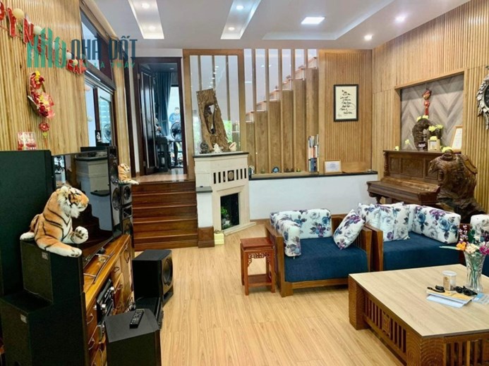 Bán nhà Mặt tiền đường Đặng Nguyên Cẩn, Quận Hải Châu. Nhà 3 tầng, DT 215 m2. Đường Ô tô đỗ. Gần