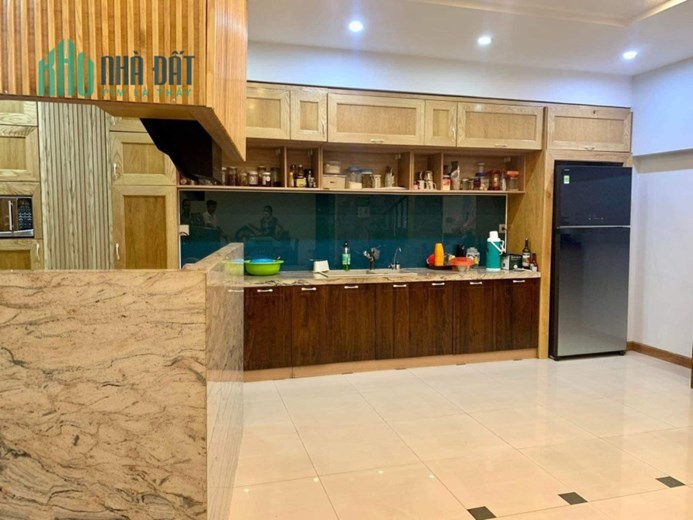 Bán nhà Mặt tiền đường Đặng Nguyên Cẩn, Quận Hải Châu. Nhà 3 tầng, DT 215 m2. Đường Ô tô đỗ. Gần