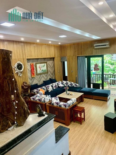 Bán nhà Mặt tiền đường Đặng Nguyên Cẩn, Quận Hải Châu. Nhà 3 tầng, DT 215 m2. Đường Ô tô đỗ. Gần