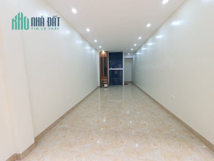 Cho thuê nhà Nguyên Hồng diện tích 50m. MT4m. Ô tô tránh. Kinh doanh. 15tr/tháng.