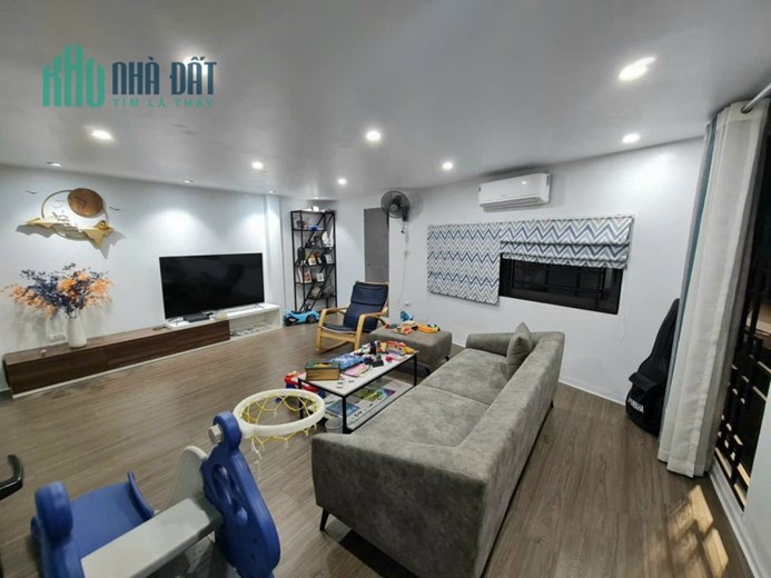 Bán nhà ngọc thuỵ, long biên lô góc ba mặt thoáng, full nội thất giá chỉ 4x tỷ.