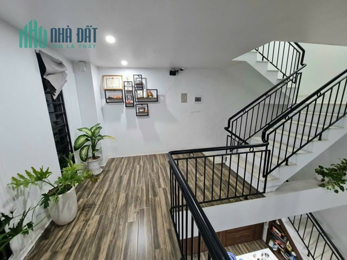 Bán nhà ngọc thuỵ, long biên lô góc ba mặt thoáng, full nội thất giá chỉ 4x tỷ.