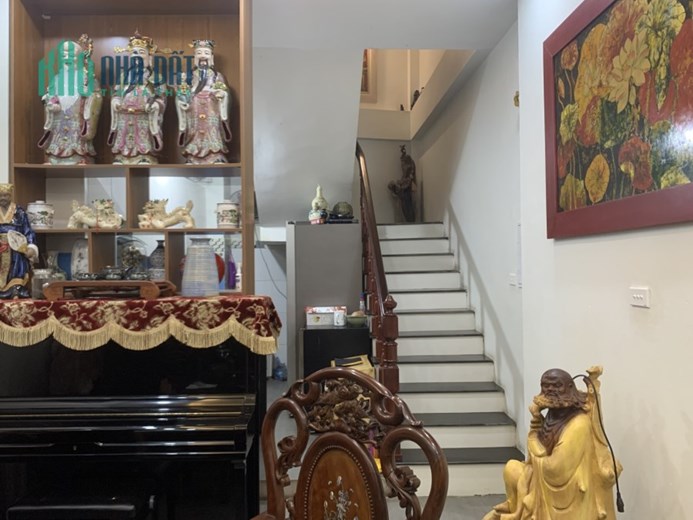 Cần bán gấp nhà Hào Nam DT 34m MT 3,3m 5 tầng chỉ 3,9 tỷ.
