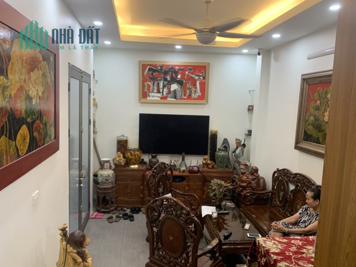 Cần bán gấp nhà Hào Nam DT 34m MT 3,3m 5 tầng chỉ 3,9 tỷ.