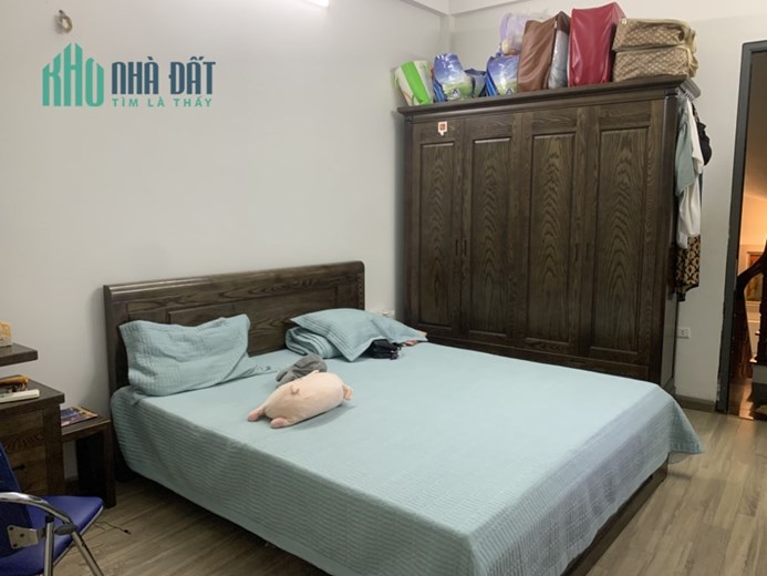 Cần bán gấp nhà Hào Nam DT 34m MT 3,3m 5 tầng chỉ 3,9 tỷ.