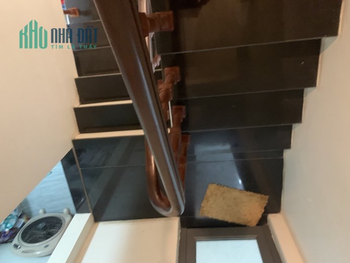 Cần bán gấp nhà Hào Nam DT 34m MT 3,3m 5 tầng chỉ 3,9 tỷ.