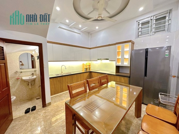 Bán gấp Nhà Phố Láng Hạ gần ÔTô 45m 5Tầng MT 4,1m  chỉ 5,5 tỷ.