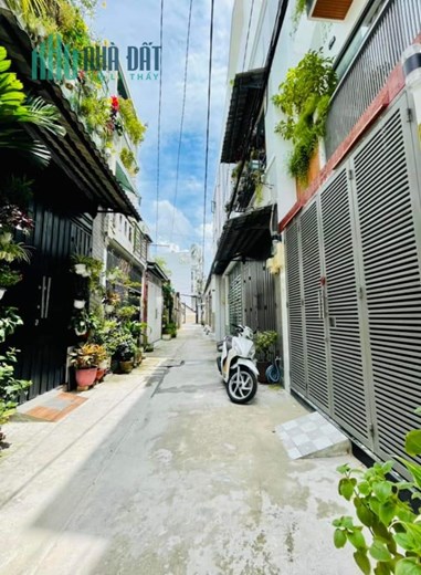 Nhà mới, hẻm xe ô tô, 4 tầng, có ban công, sân thượng