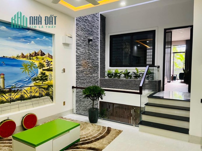 Bán tòa nhà Văn phòng phố Ngô Gia Tự, Cạnh chợ Việt Hưng. DT120m, MT11m, 7 tầng.