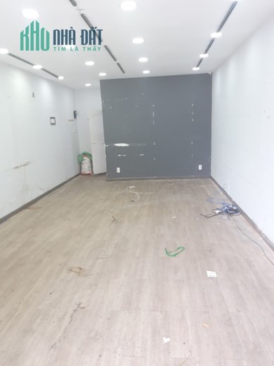 Chính chủ cho thuê 96 CMT8. Đối diện ngân hàng Q.3