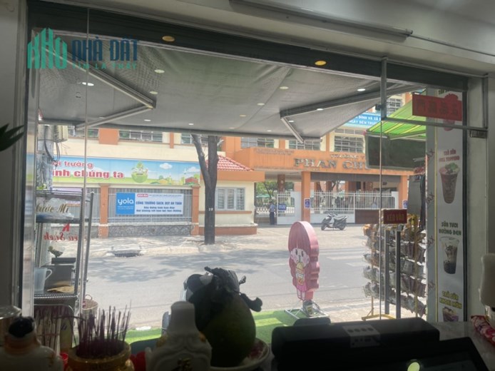Do bận việc không chăm được con nhỏ, mình sang lại quán trà sữa.