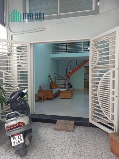 Bán nhà phố Nguyễn Công Trứ, 47m x 2.5 tầng có sân cổng riêng cực đẹp GIÁ 2 tỉ