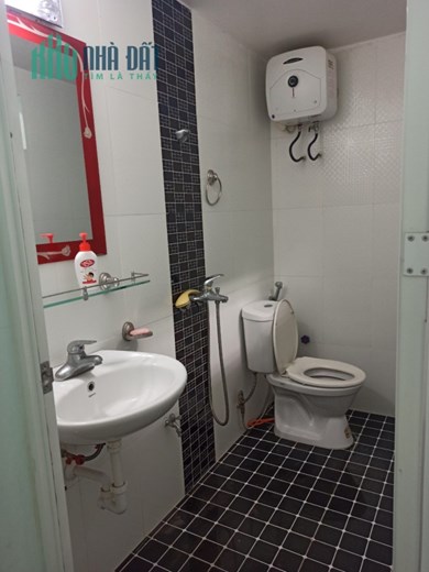 Bán nhà phố Nguyễn Công Trứ, 47m x 2.5 tầng có sân cổng riêng cực đẹp GIÁ 2 tỉ