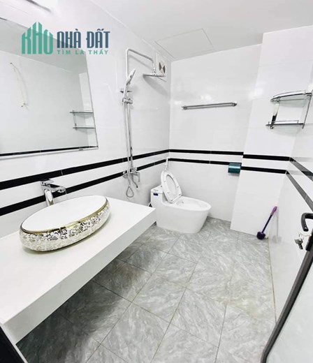SIÊU PHẨM NHÀ 5 TẦNG GẦN TRƯỜNG ĐẠI HỌC BÁCH KHOA GẦN NGÃ TƯ TẠ QUANG BỬU PHỐ BẠCH MAI QUẬN HAI BÀ