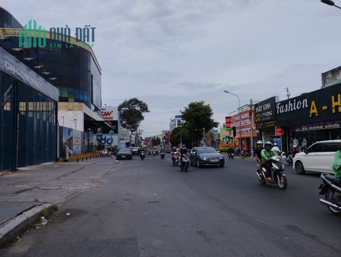 Bán nhà 3 lầu Mặt tiền đường Võ Văn Ngân, P. Linh Chiểu Thủ Đức, dt 240m2 -