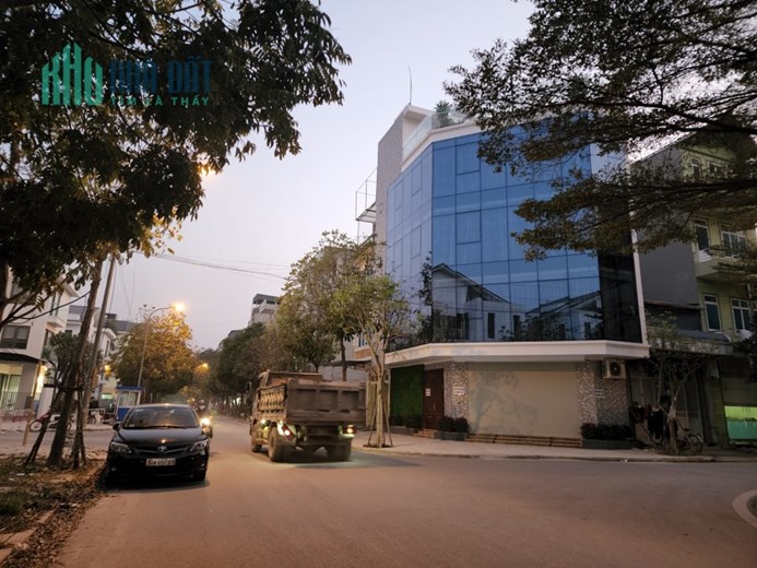 Bán tòa nhà Văn phòng phố Vũ Đức Thận, Cạnh chợ Việt Hưng. DT115m, MT10, 7 T.