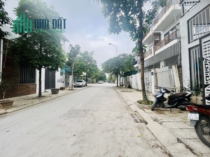 Bán BTLK Xuân Phương, NTL, Oto Tránh, KD, Vỉa Hè. 100m2x12 tỷ. 0979400492