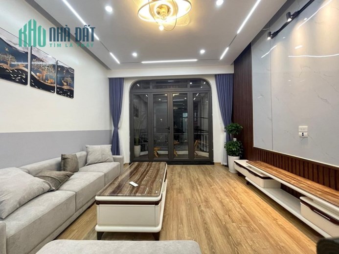 Bán nhà Trần Quốc Hoàn, 60m2, 5T, Giá chỉ 12 tỷ, Nhà mới, Gara, Ô tô tránh, Dân trí cao, KD