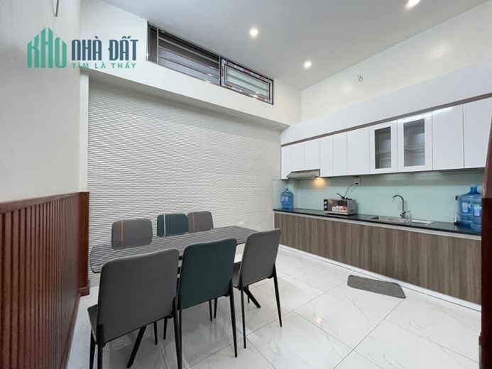 Bán nhà Trần Quốc Hoàn, 60m2, 5T, Giá chỉ 12 tỷ, Nhà mới, Gara, Ô tô tránh, Dân trí cao, KD