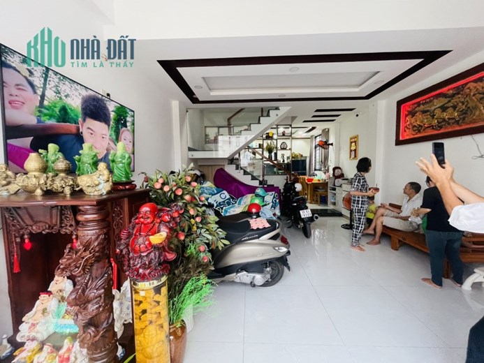 Thân gửi anh chị em 1% 🌹 
Chạy phụ giúp em ạ

BÁN NHÀ KHU PHÂN LÔ ĐỒNG BỘ NGAY GIÁO XỨ CHỢ CẦU