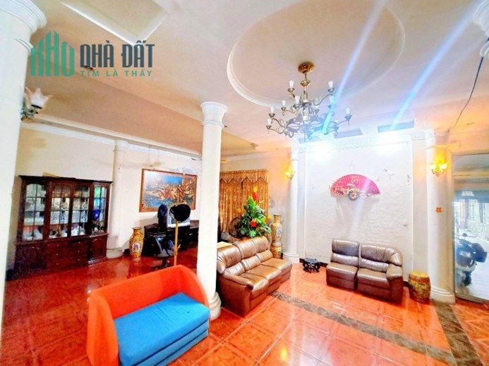 Bán nhà Lạc Long Quân, Tây Hồ. 184m2; giá 45 tỷ. Phương