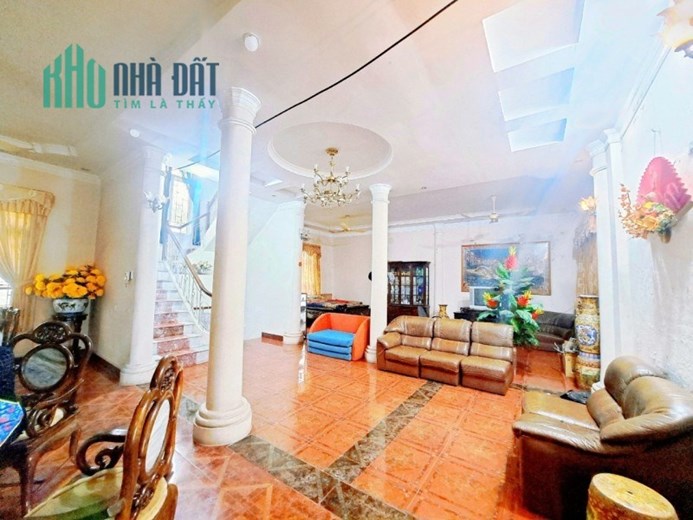 Bán nhà Lạc Long Quân, Tây Hồ. 184m2; giá 45 tỷ. Phương