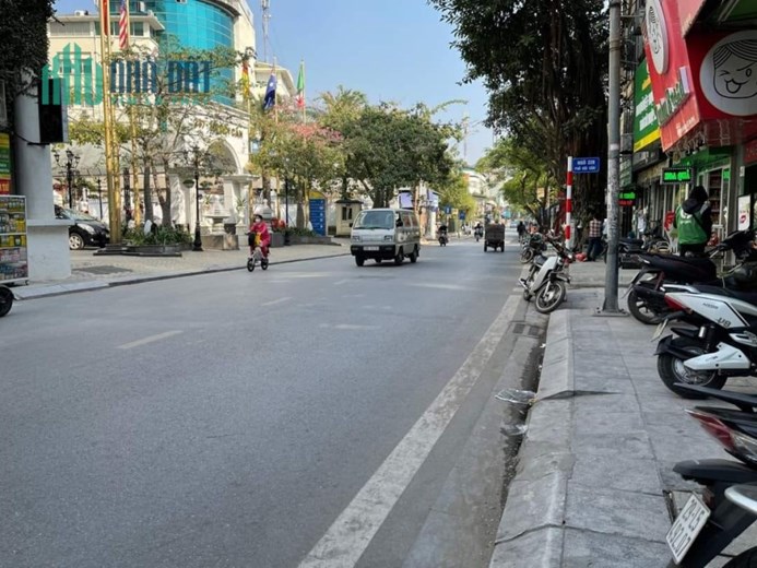 Mặt phố Đội Cấn Ba Đình, vỉa hè rộng, kinh doanh sầm uất, diện tích to, 115X2T, nhỉnh 200tr/m.