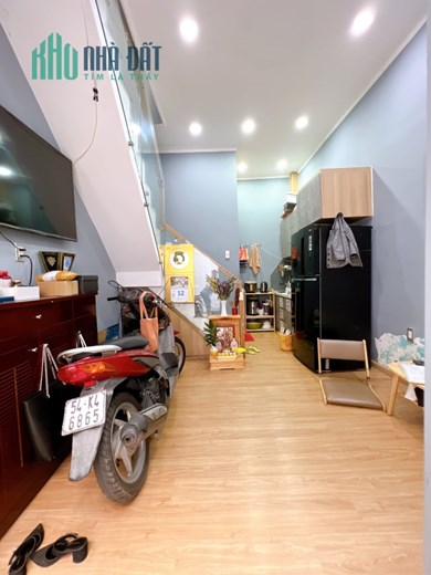Bán nhà Rẻ Đẹp Q4 Cách  Mặt Tiền Tôn Thất Thuyết 12 m Dt 36 m 2 tấm 
có 2 tỷ GIẢM 100 TRIỆU 
Trệt
