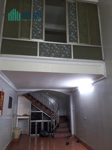 Chính chủ cho thuê nhà riêng 2.5 tầng, mỗi tầng 30m2. Có 2 phòng ngủ, 2 nhà vệ sinh. Nhà ngay sau
