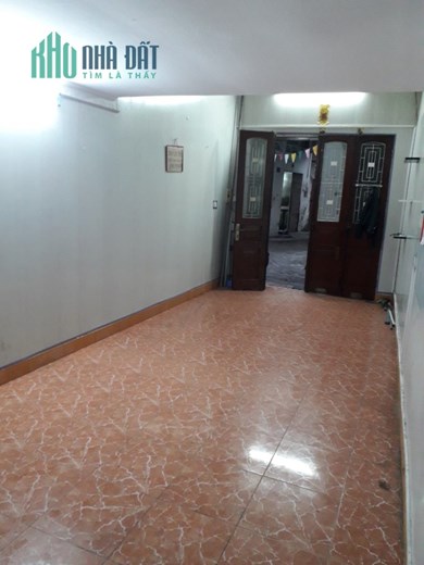 Chính chủ cho thuê nhà riêng 2.5 tầng, mỗi tầng 30m2. Có 2 phòng ngủ, 2 nhà vệ sinh. Nhà ngay sau